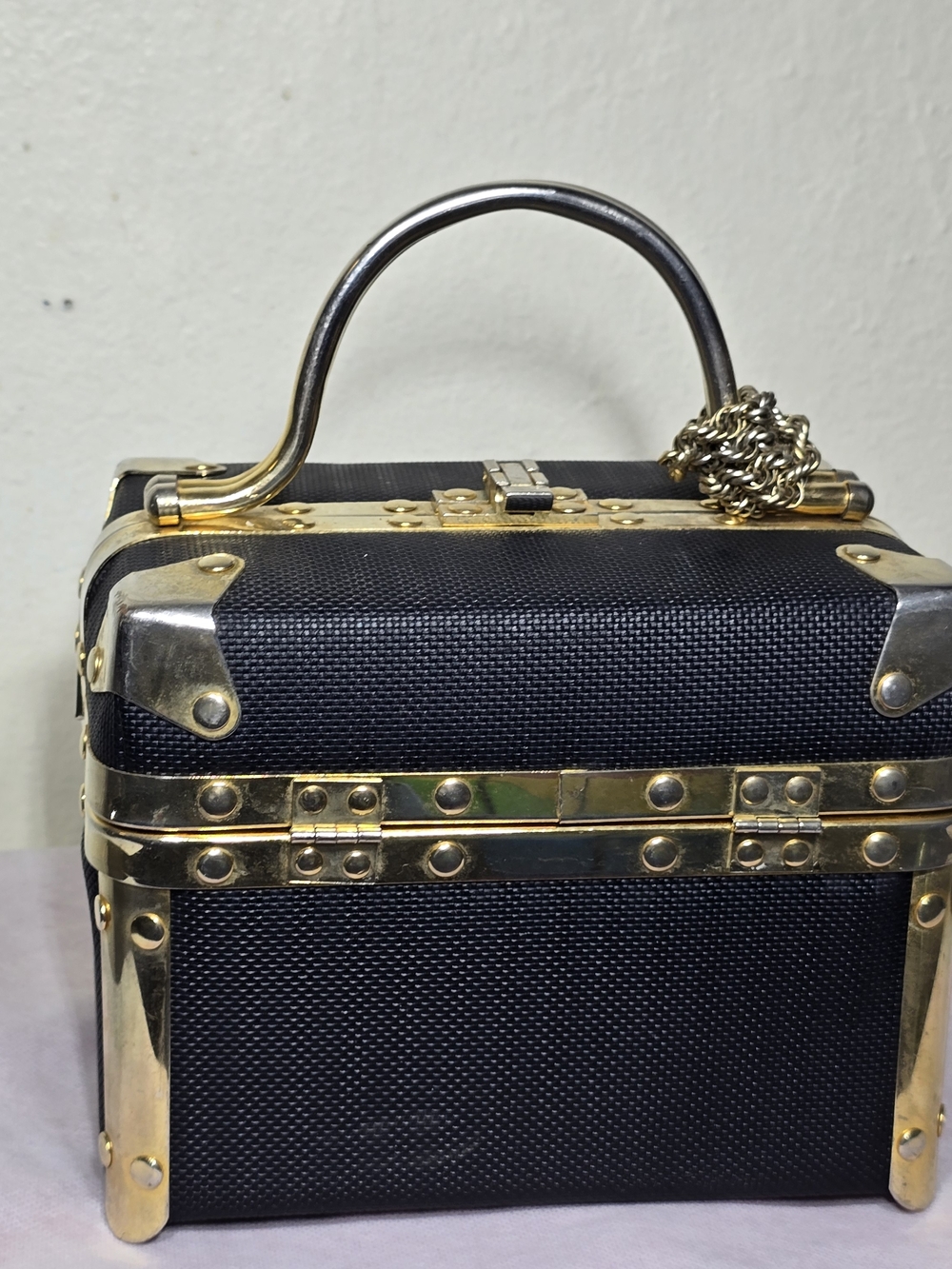Vintage 1960s Metal Train Vanity Case Box Bag With Metal Tassle Necklace - Picture 9 of 14